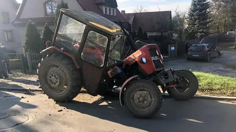 Ciągnik po zderzeniu z osobówką