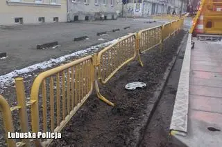 Kierowca wjechał w barierki