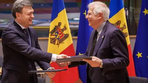 Premier Mołdawii Dorin Recean i szef unijnej dyplomacji Josep Borrell po podpisaniu umowy o partnerstwie
