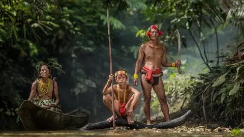 Rdzenni mieszkańcy indonezyjskiej wyspy Siberut, największej w archipelagu Mentawai