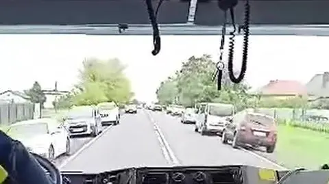 Jechali do kolizji, kierowcy stanęli po obu stronach drogi. Strażacy pokazują nagranie z korytarzem życia