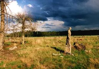Cmentarz nieistniejącej miejscowości Grodzie. Zachował się pomnik 