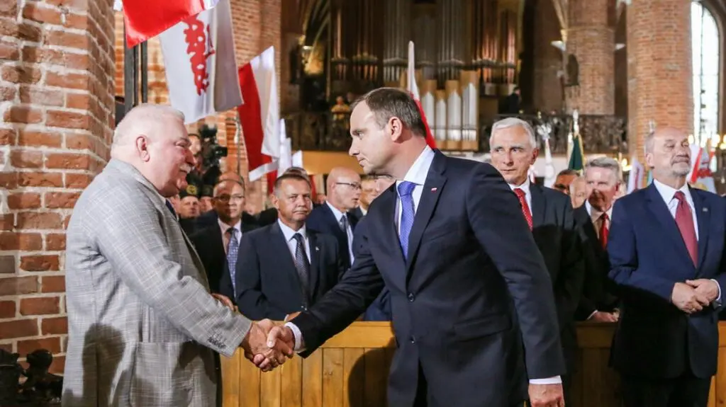 "Przekażcie sobie znak pokoju". Duda i Wałęsa podali sobie ręce