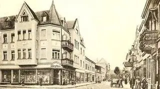 Ulica Poznańska (Śródmiejska) z lewej róg Wilhelma /Ossolińskich/, 1920 r