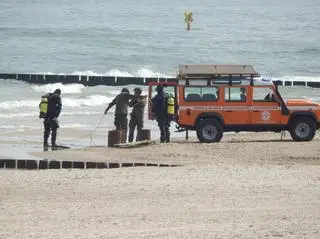 Działania służb na plaży w Ustce