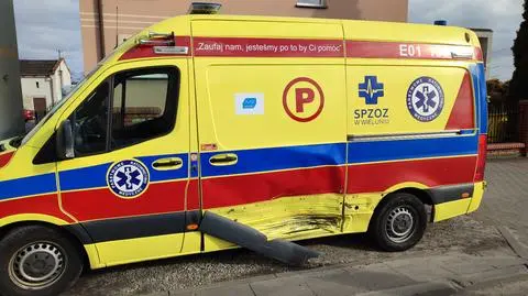 Karetka jechała na sygnale. Uderzył w nią samochód osobowy