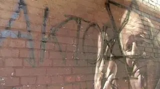 Ktoś namalował gwiazdę Dawida i napisy "Żyd", "oszust", "aktor"