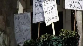 Takie transparenty wywiesili na balkonie mieszkańcy kamienicy przy ul