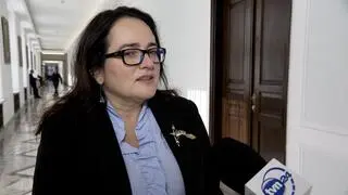 Replika zapinki ze skarbu ze Śliwczy na marynarce posłanki Anity Kucharskiej-Dziedzic 