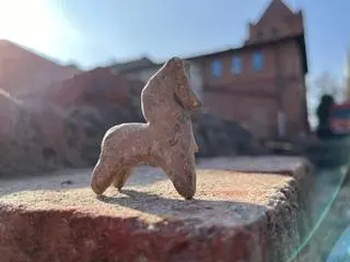 Na budowie nowej strażnicy archeolodzy odkryli cenne znaleziska sprzed kilkuset lat