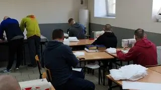 Więźniowie szyją maseczki. Nie pierwszy raz angażują się charytatywnie