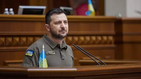 Zełenski: nadal zbyt wielu ogląda się na Rosję