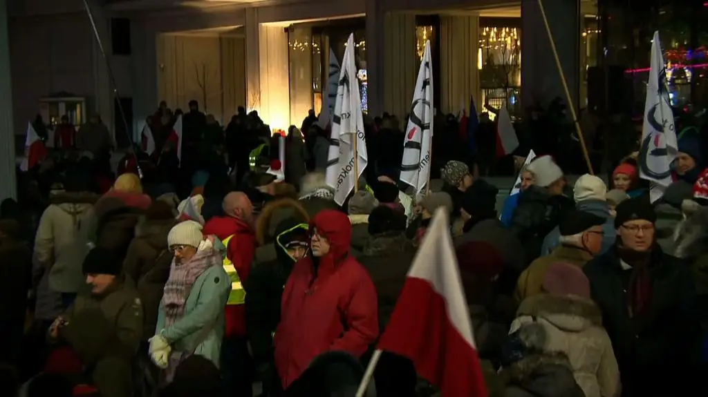 Uczestnicy marszu KOD zaśpiewali hymn 