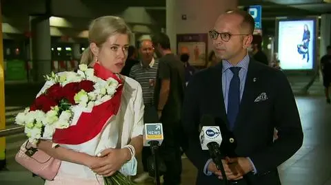 Weranika Capkała i poseł KO Michał Szczerba na Lotnisku Chopina w Warszawie