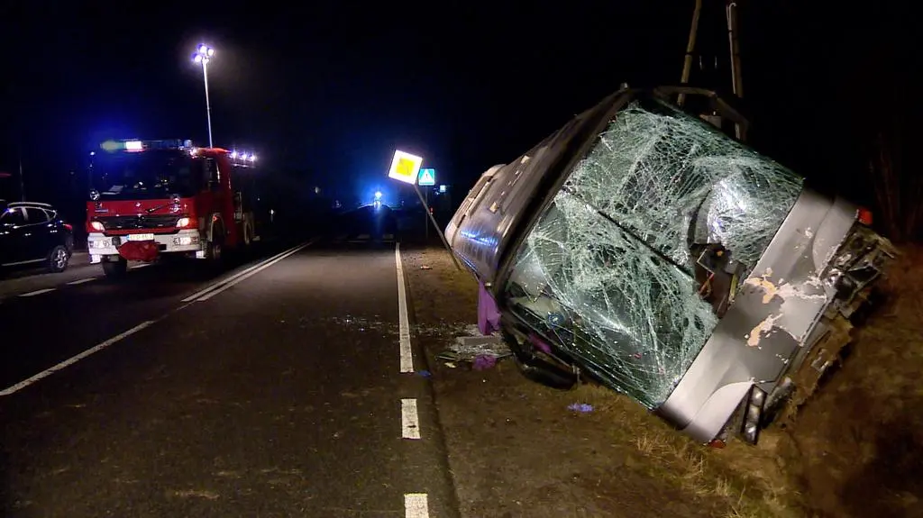 Koło ciężarówki wbiło się w przód autobusu