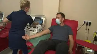 Pracownicy centrów krwiodawstwa ozdrowieńców, którzy oddają osocze, nazywają "bohaterami współczesności"
