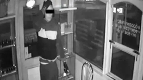 Wybił szybę, okradł sklep. Choć zniszczył kamerę, nagranie udało się odzyskać