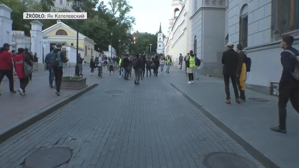 Rosyjski policjant wymierzył cios pięścią w brzuch dziewczyny