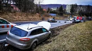 Czołowe zderzenie na DK 8 w Bardzie (woj. dolnośląskie)
