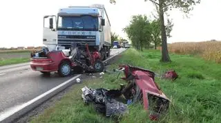 Strażacy musieli użyć specjalistycznego sprzętu by wydobyć auto