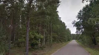 25-latek został znaleziony w lesie z dwuletnią dziewczynką i jej 50-letnią  babcią