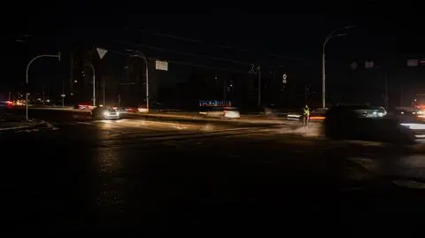Walka o prąd i ciepło. Niektórzy całymi dniami siedzą po ciemku i obserwują rozświetlone okna sąsiadów