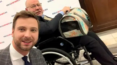 Co senator Libicki wozi po Sejmie w torbie? "Mam nadzieję, że zostanie ze mną do emerytury"