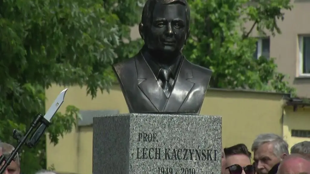 Prezes PiS na odsłonięciu popiersia brata