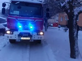Pożar wybuchł w jednym z mieszkań na czwartym piętrze 