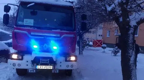 Pożar wybuchł w jednym z mieszkań na czwartym piętrze 