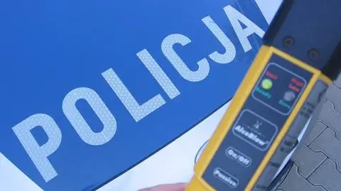 Policjantka zauważyła, że kierowca sięga po butelkę. Wtedy zaczął uciekać
