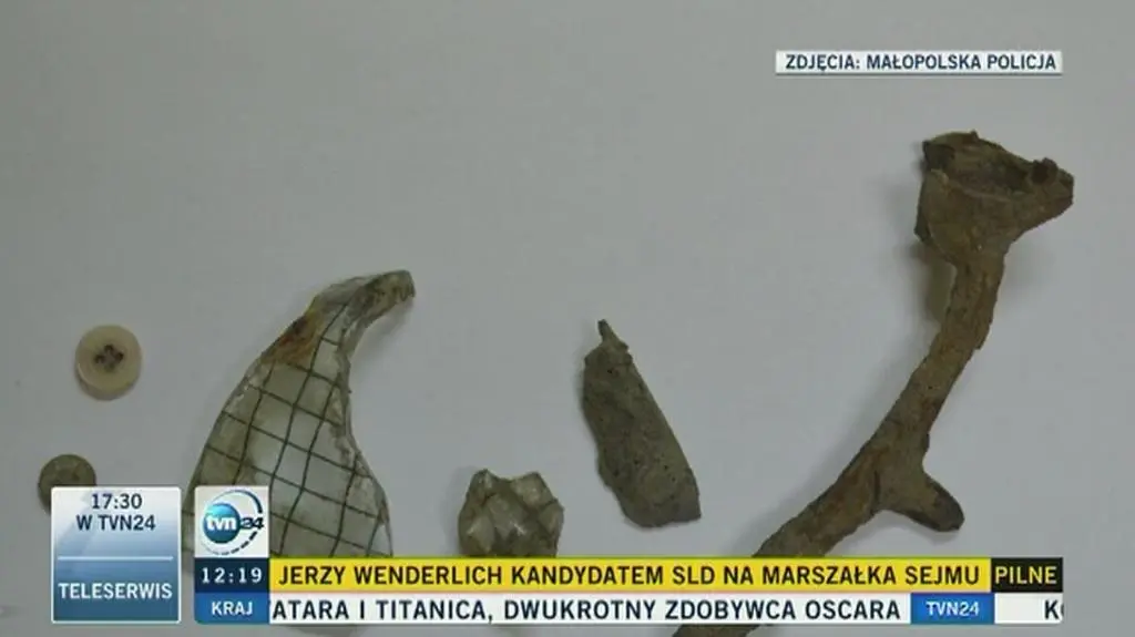 Wśród znalezionych przedmiotów są fragmenty maszynki do włosów łyżeczki guzików oraz dwóch szkieł