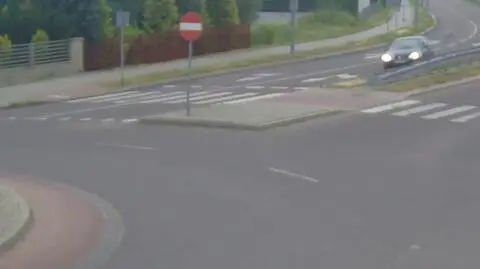 Uderzył w krawężnik, skosił znak i zatrzymał się na środku ronda. Nagranie ku przestrodze