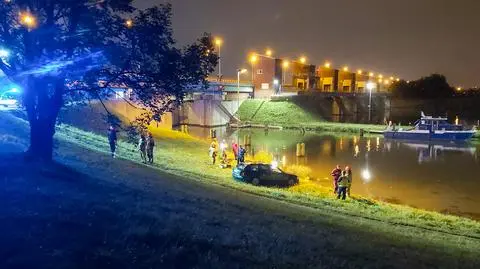 Kierowca samochodu wjechał do Wisły w Krakowie