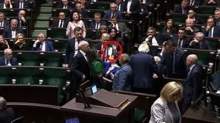 Moment wyrwania telefonu posłance KO Klaudii Jachirze przez posła PiS Marka Suskiego