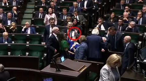 Moment wyrwania telefonu posłance KO Klaudii Jachirze przez posła PiS Marka Suskiego