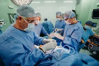 Operacja usunięcia guza miednicy i wszczepienia implantu