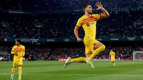 Fenomenalna końcówka i triumf Barcelony. "Lewy" tłem dla Torresa