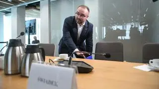 Poseł PiS Paweł Jabłoński w sali posiedzeń sejmowej komisji śledczej do spraw afery wizowej