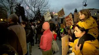 25 1735 protest-0006