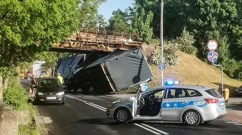 Nie zmieścił się pod wiaduktem i zablokował przejazd