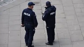 40-latek w rozmowie telefonicznej z policjantami oświadczył, że przebywa obecnie w Strefie Gazy na granicy z Egiptem