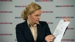 Barbara Nowacka prezentująca pismo od szefa KPRM Michała Dworczyka