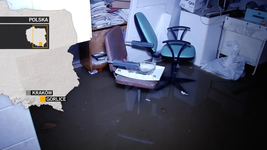 Trudna sytuacja w Gorlicach. Straż pożarna wypompowuje wodę z zalanych piwnic i domów