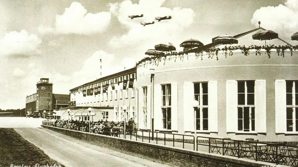 Samoloty nad lotniskiem Gądów Mały