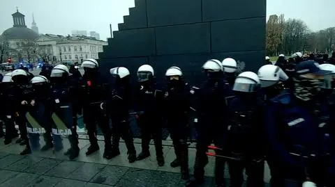 Funkcjonariusz KSP: Jeśli służby muszą pilnować pomnika smoleńskiego, to coś jest nie tak. Jak za komuny 