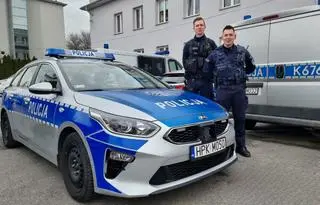Policjanci pomogli kobiecie, która jadąc autem doznała udaru 