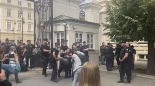 Pod Pałacem gromadzą się osoby wspierające protest studentów UW z Palestyną