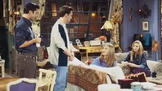 David Schwimmer, Matthew Perry, Jennifer Aniston i Lisa Kudrow w trakcie nagrywania szóstego odcinka czwartego sezonu "Przyjaciół w 1997 roku