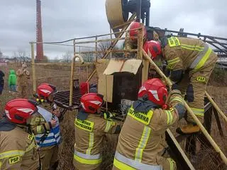 Użyli akumulatorowych narzędzi hydraulicznych